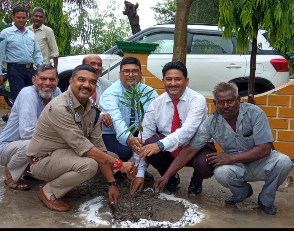 वन महोत्सव के तहत किया गया वृक्षारोपण, संरक्षण की ली शपथ।