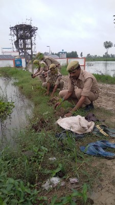 पर्यावरण बचाओ संकल्प के साथ होमगार्ड जवानों ने किया पौधारोपण।