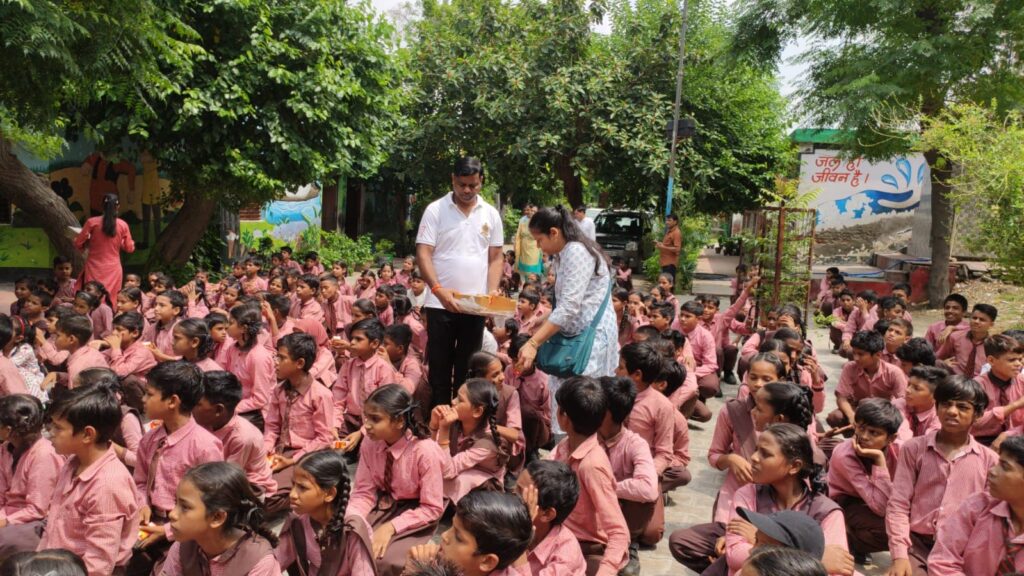 गाजियाबाद पेरेंट्स एसोसिएशन ने सरकारी विद्यालय के बच्चो को बांटी पोषक खाद्य सामग्री।