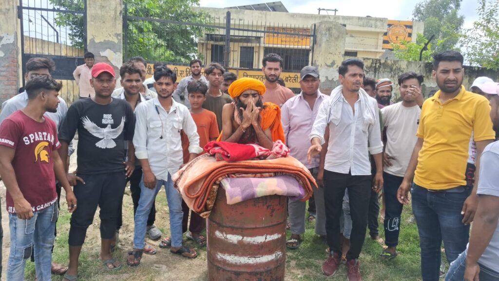 किसानों और उपभोक्ताओं ने अपनी मांगों को लेकर किया बिजली घर पर धरना प्रदर्शन।