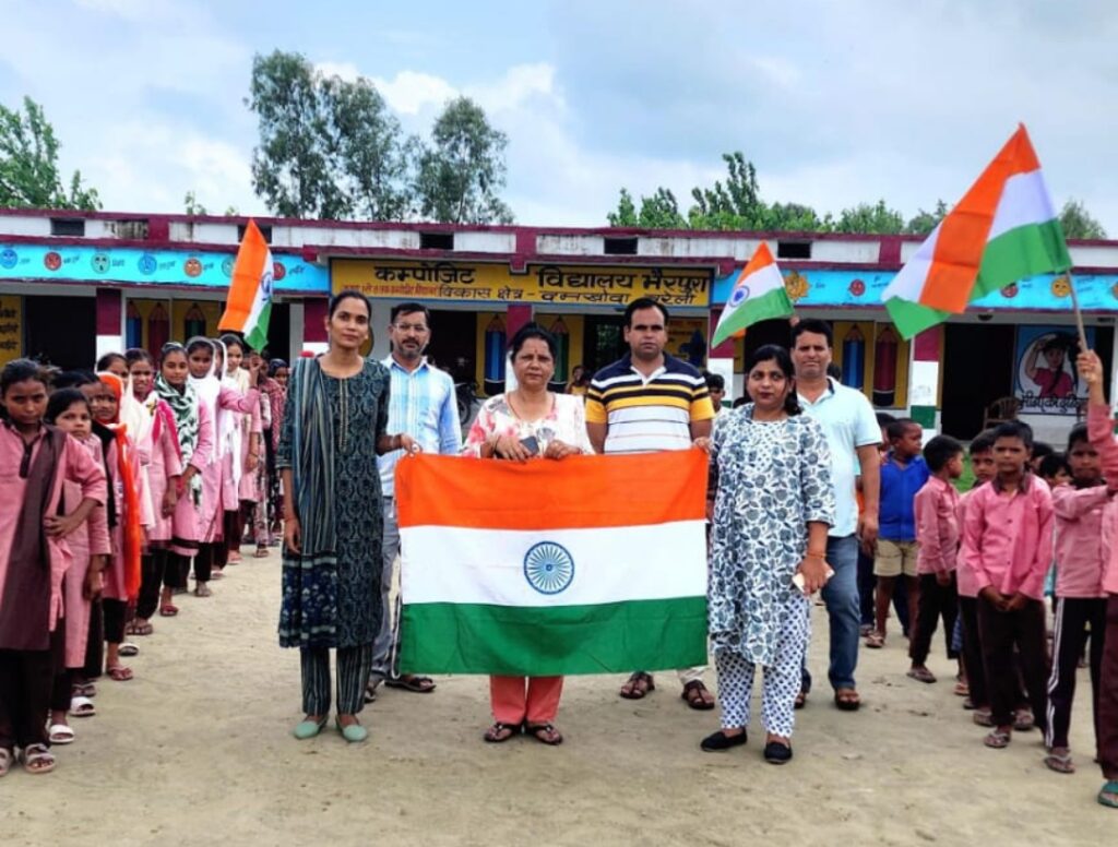 ब्लाक दमखोदा के विद्यालयो  मे निकाली गई तिरंगा रैली निकाली।