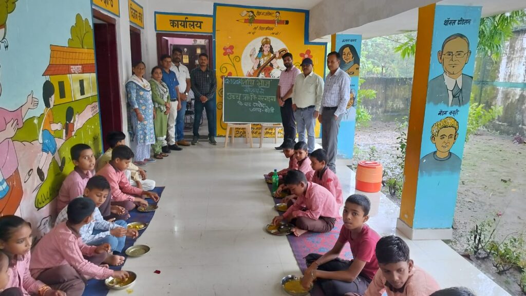 सीएम‌ फैलो के साथ बीडीओ और बीईओ ने तिथि भोजन का लिया जायजा।